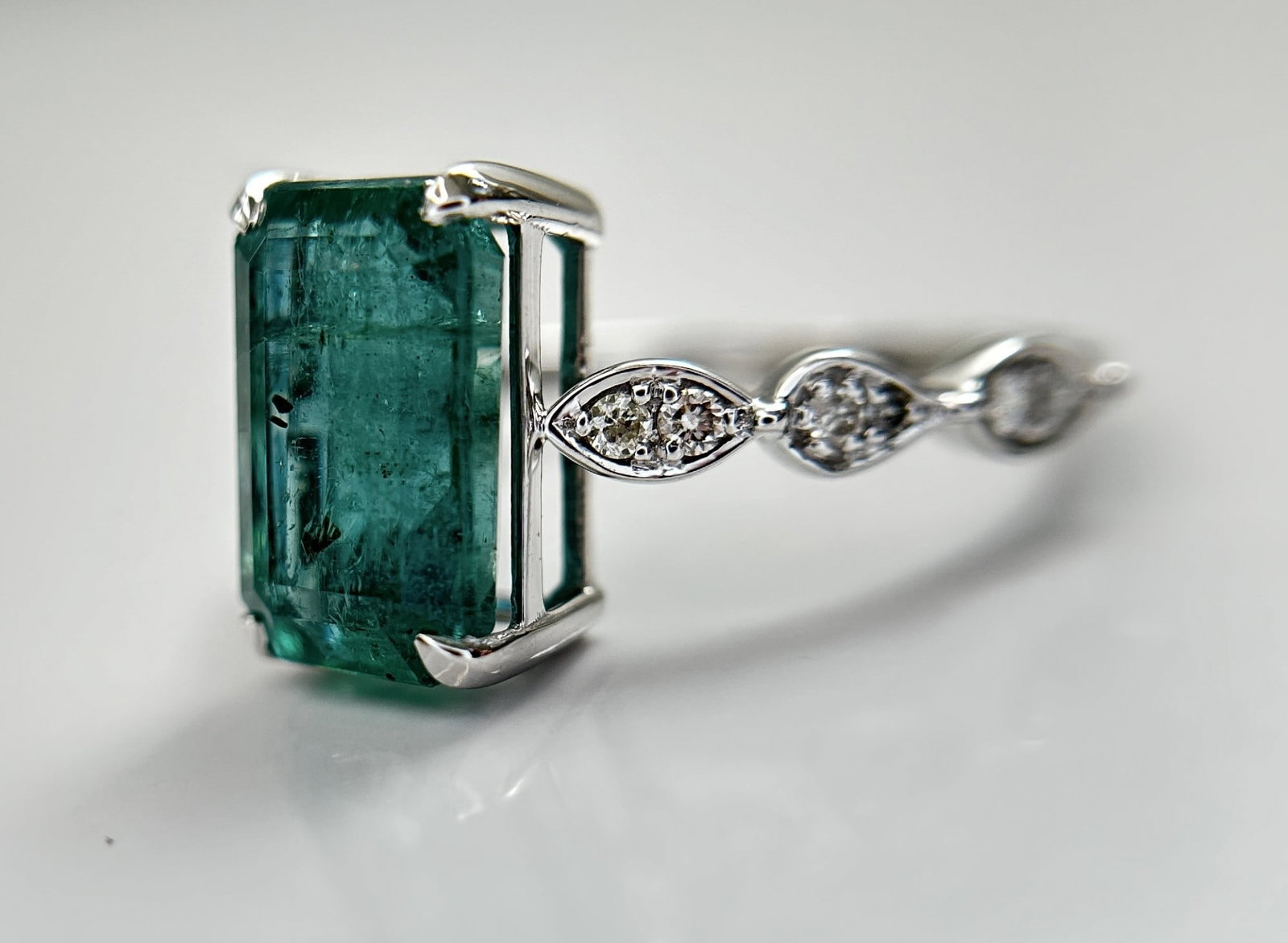 Beautiful Natural Emerald 3.97CT With Natural Diamonds & 18k Gold - 2