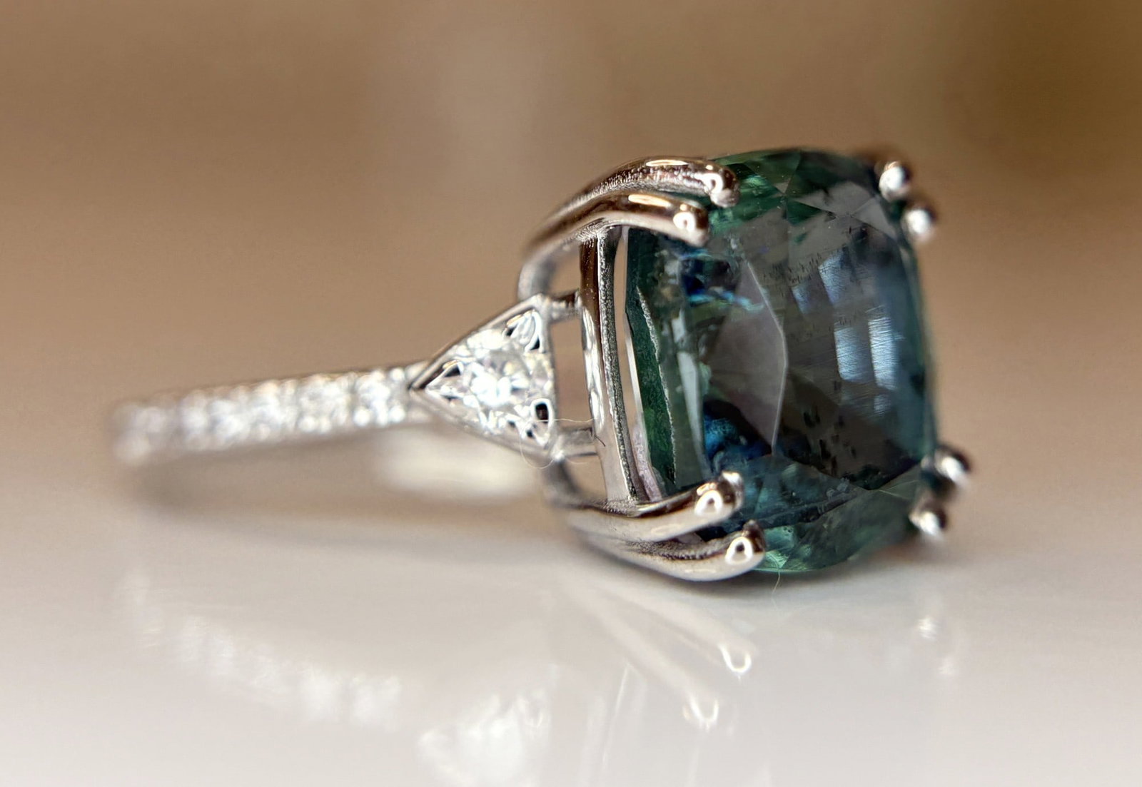 Beautiful Natural Emerald 4.75 CT With Natural Diamonds & 18k Gold - 8