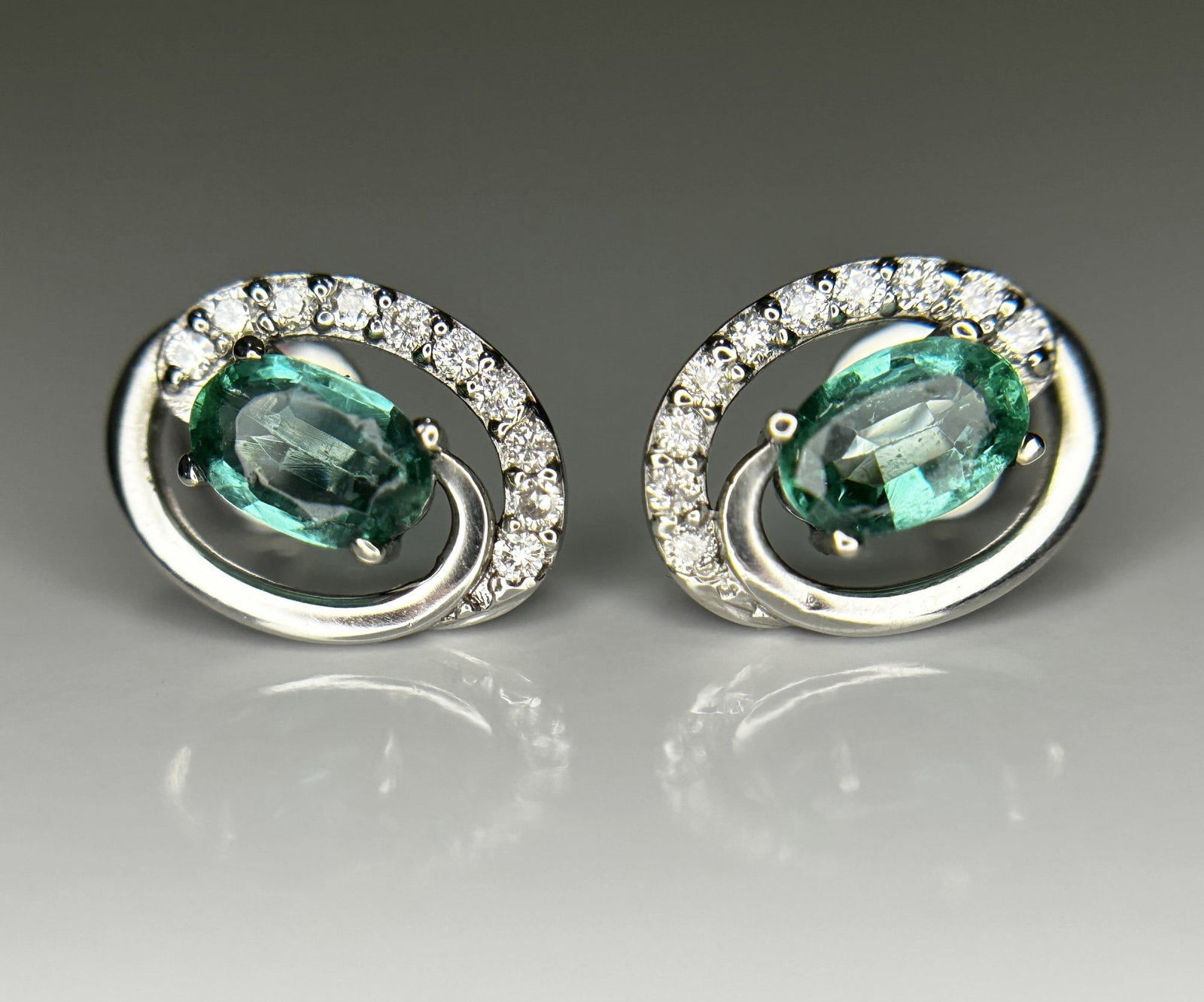 Beautiful 0.93ct Natural Emerald, Diamond Halo Set Stud Earrings In Platinum 950 - 3