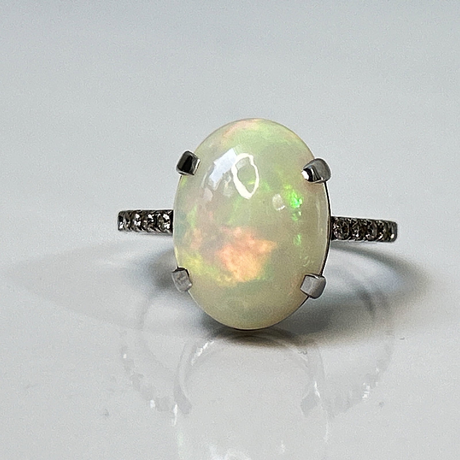 Beautiful Natural Opal 3.86 CT Ring With Natural Diamond and 18k Gold - 2