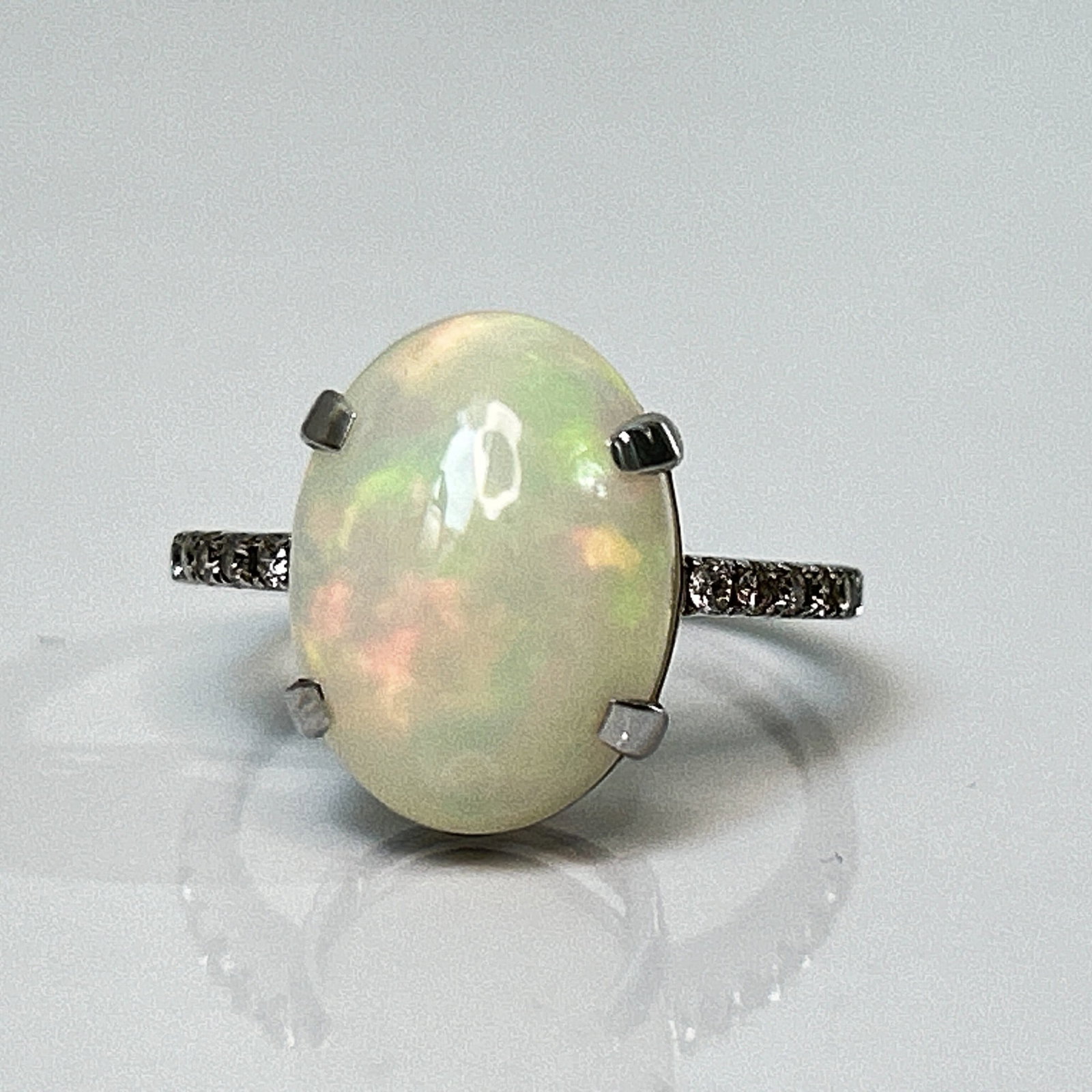 Beautiful Natural Opal 3.86 CT Ring With Natural Diamond and 18k Gold - 3