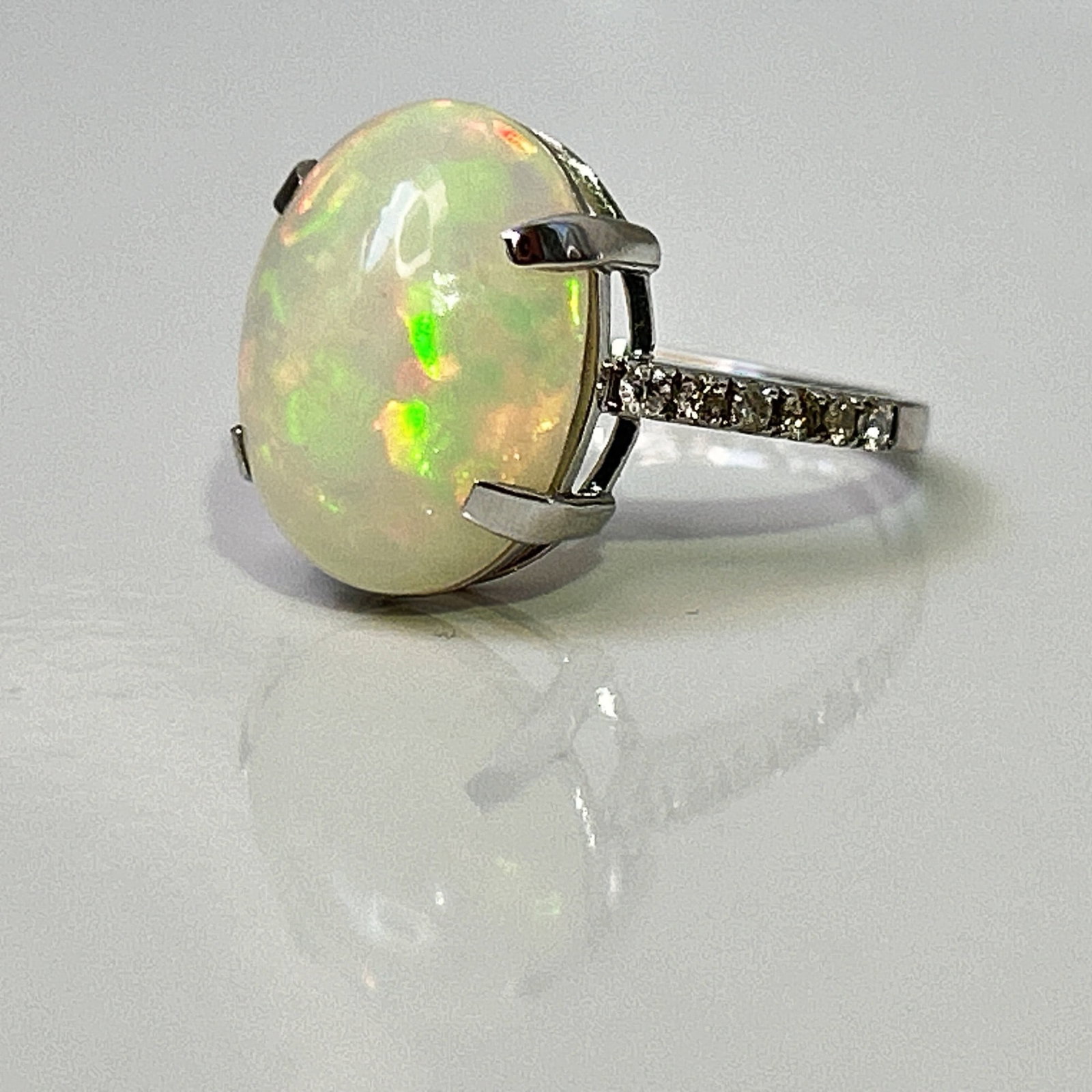 Beautiful Natural Opal 3.86 CT Ring With Natural Diamond and 18k Gold - 4