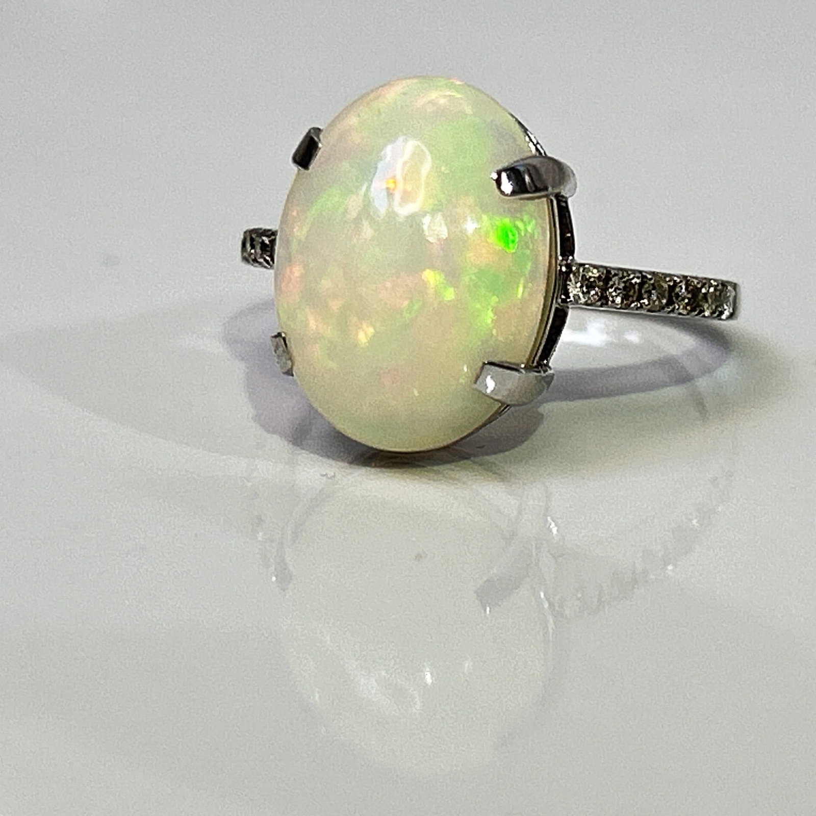 Beautiful Natural Opal 3.86 CT Ring With Natural Diamond and 18k Gold - 8