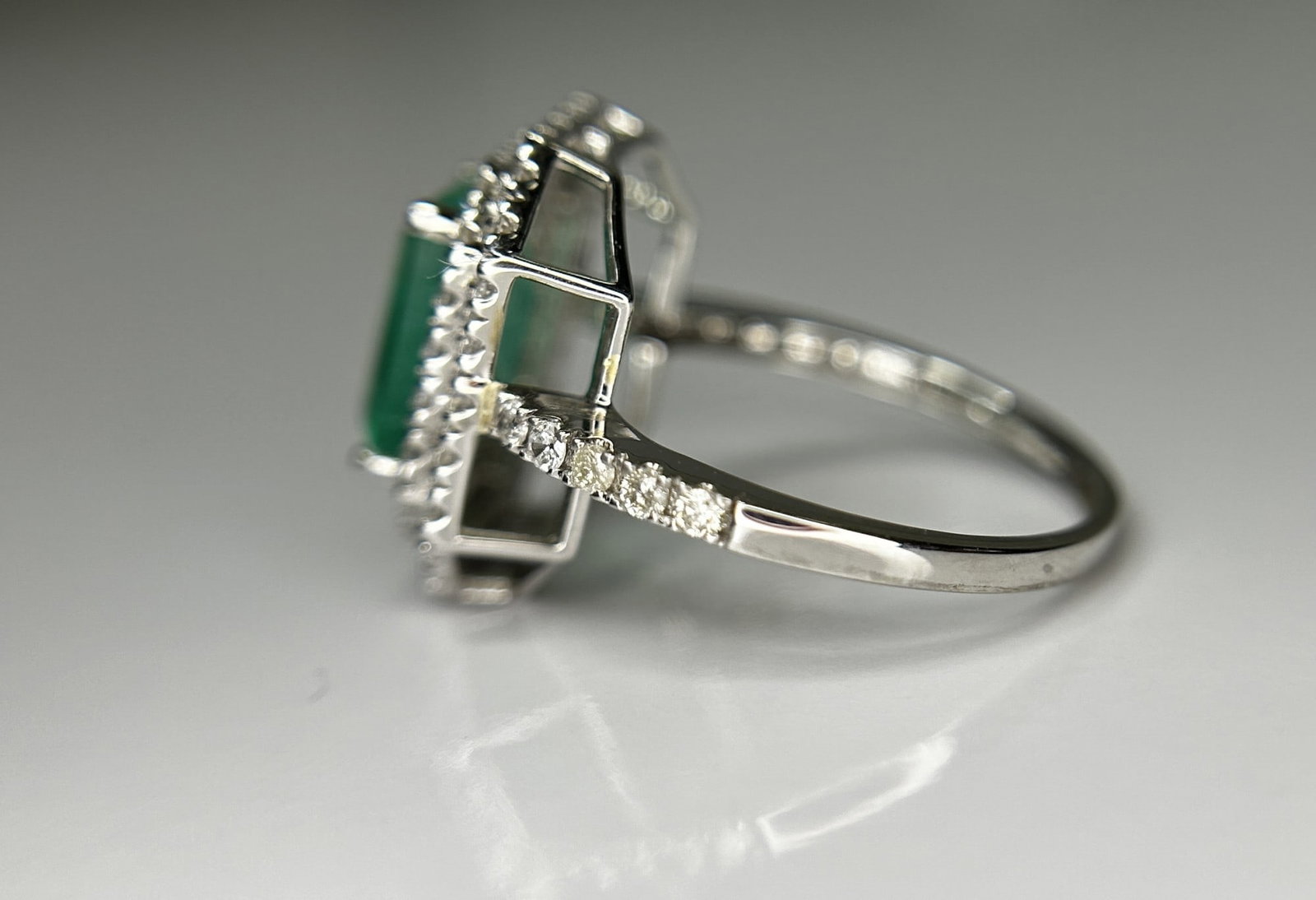 Beautiful Natural Columbian Emerald 2.23 CT With Natural Diamonds & 18k Gold - 7