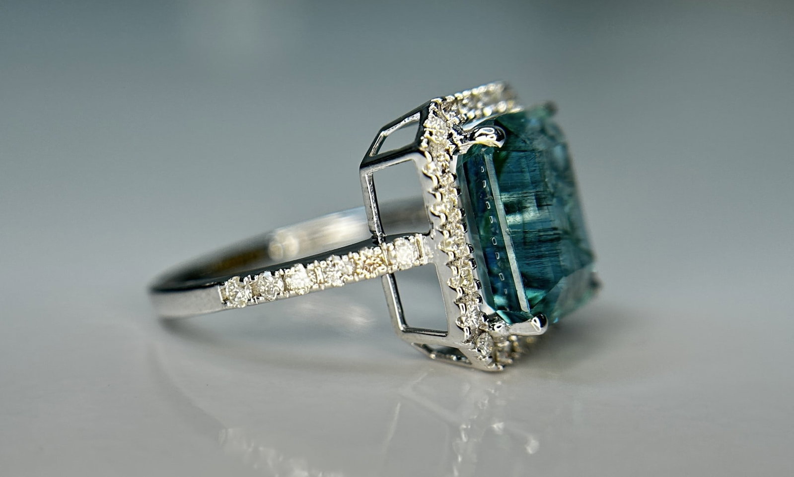 Beautiful Natural Emerald 4.27 CT With Natural Diamonds & 18k Gold - 6
