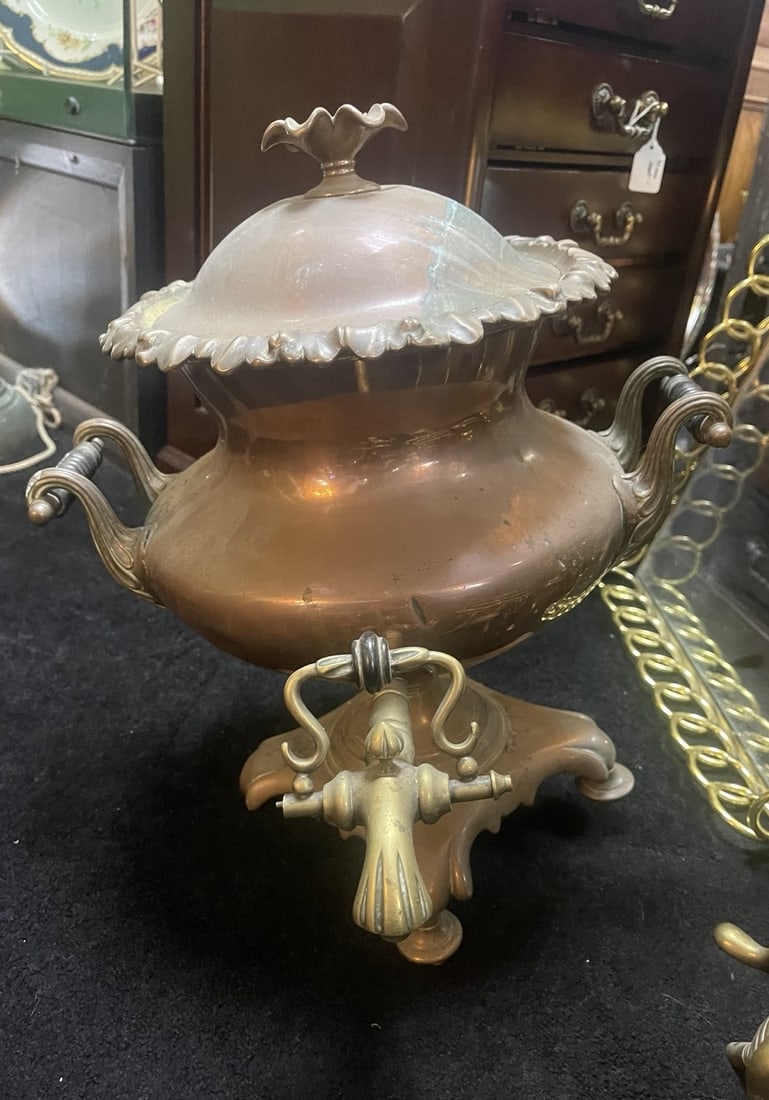Antique Copper Samovar: Title: Antique Copper Samovar Description: Antique Copper Samovar. Innards present. One foot missing. Condition: Used Delivery/collection options: this lot is available for collection in person or