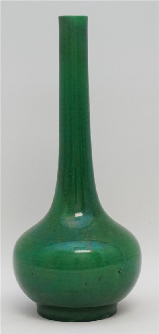 CHINESE JIAQING APPLE GREEN VASE (1 of 12)