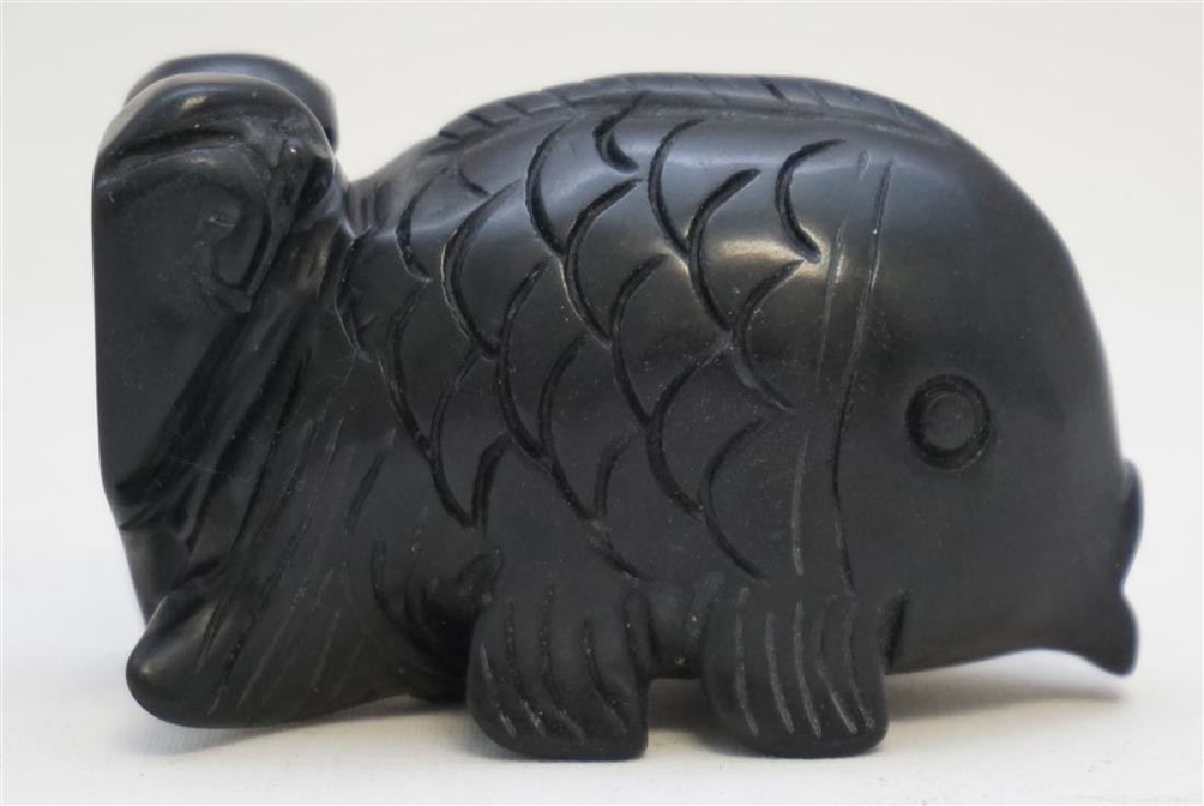 CHINESE BLACK JADE FISH SNUFF BOTTLE (1 of 6)