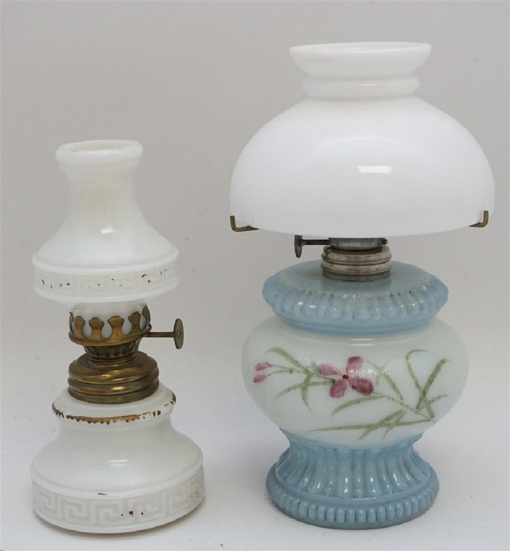 2 VINTAGE MINIATURE OIL LAMPS (1 of 6)