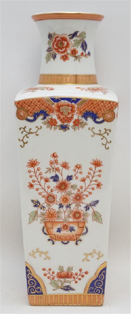 TALL MOTTAHEDEH IMARI VASE (1 of 7)