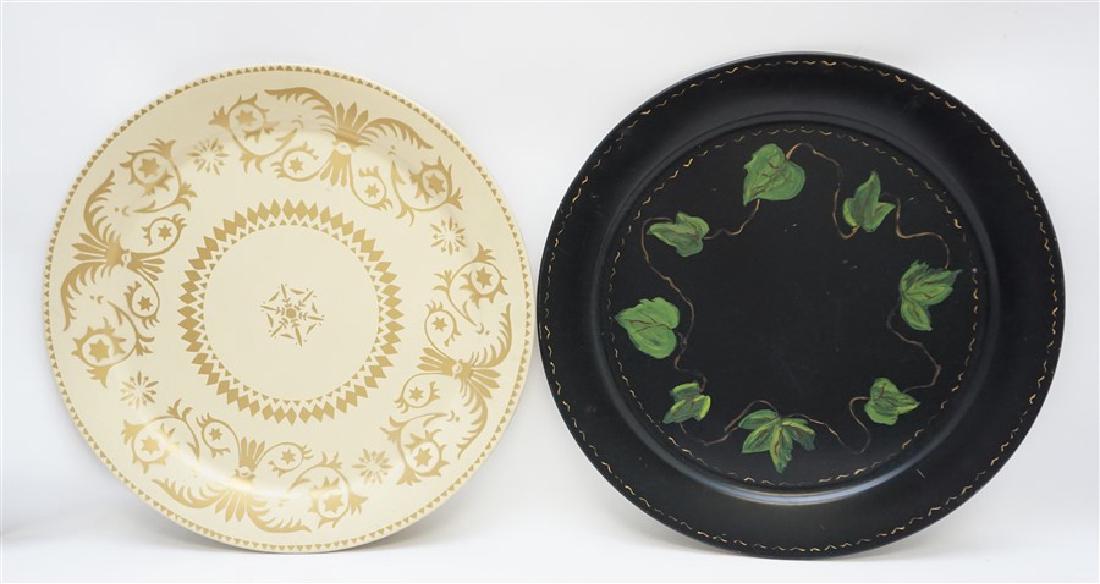 2 VINTAGE 1940s TOLE TRAYS (1 of 7)