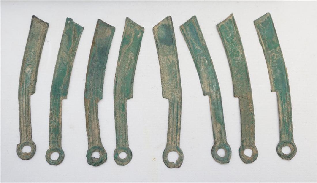 8 ANTIQUE CHINESE BRONZE KNIFE COINS IN CASE (1 of 8)