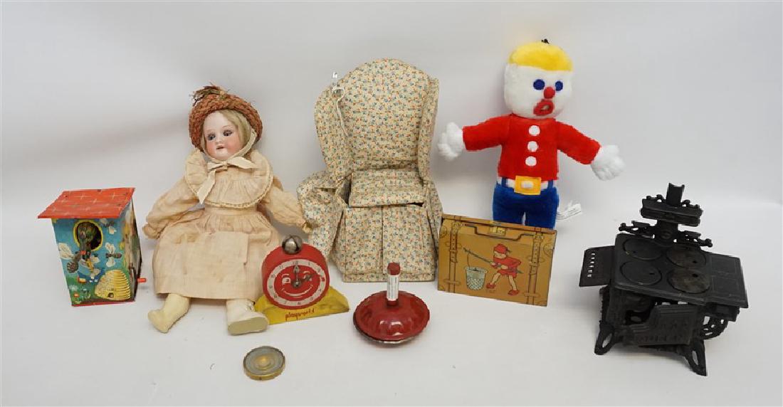 9 VARIOUS VINTAGE TOYS (1 of 10)