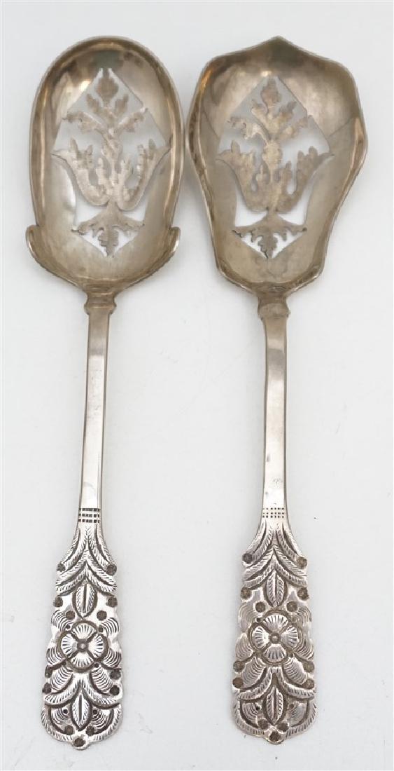 2 900 COIN SILVER SERVING SPOONS (1 of 5)