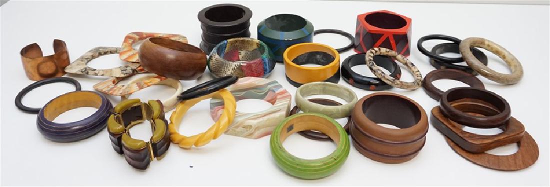 32 ESTATE VINTAGE BANGLE BRACELETS (1 of 8)