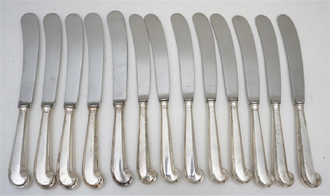 13 STIEFF STERLING WILLIAMSBURG QUEEN ANNE: 13 Kirk Stieff Sterling Williamsburg Queen Anne Old French Pistol Hollow Knives. 5 with the old marks and 8 newer. All 8 1.2". Stainless blades. Weight 1 pd 12. oz. PROVENANCE: A Private Charleston SC