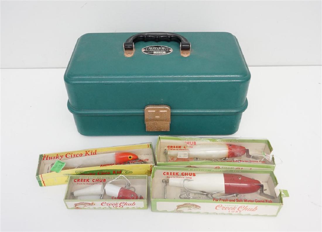 VINTAGE TACKLE BOX WITH LURES (1 of 5)