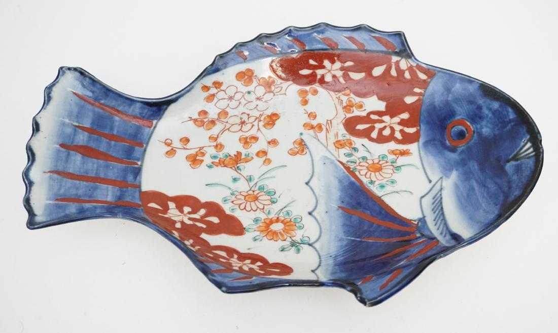 JAPANESE FISH FORM IMARI PLATE (1 of 8)
