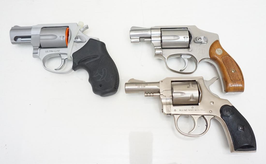 3 REVOLVERS SMITH & WESSON + TAURUS: 1- Smith & Wesson Model 640 snub nosed revolver chambered in .38 Special caliber introduced in 1990. Wood grips. Like other "J-frame" Smith & Wesson revolvers, it has a swing-out cylinder, but this mo