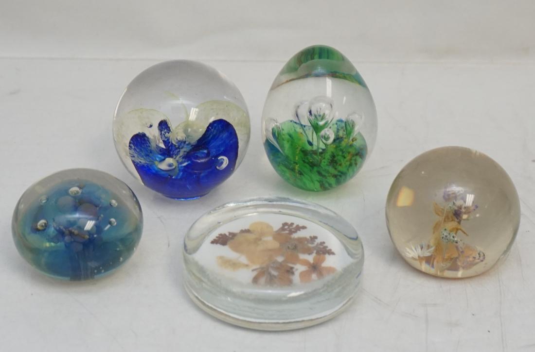 5 PAPERWEIGHTS SEEGERS & FEIN: Group of Five Vintage Glass Paperweights. One is a Richard Seeger and Donna Fein art glass 'Ocean Bubbles' paper weight. Measures approx. 2" height x 2 1/2". The others are unmarked. Two with dried fl