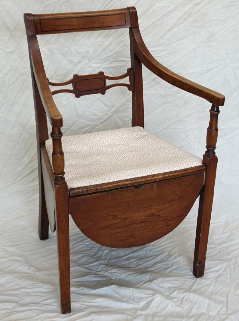 ANTIQUE ENGLISH SHERATON POTTY CHAIR: An English Sheraton potty chair with removable seat, c.1810-20. PROVENANCE: A Charleston SC Estate. **ALL FURNITURE & LARGE ITEMS MUST BE REMOVED BY THE FRIDAY FOLLOWING THE AUCTION (5 BUSINESS DAYS)