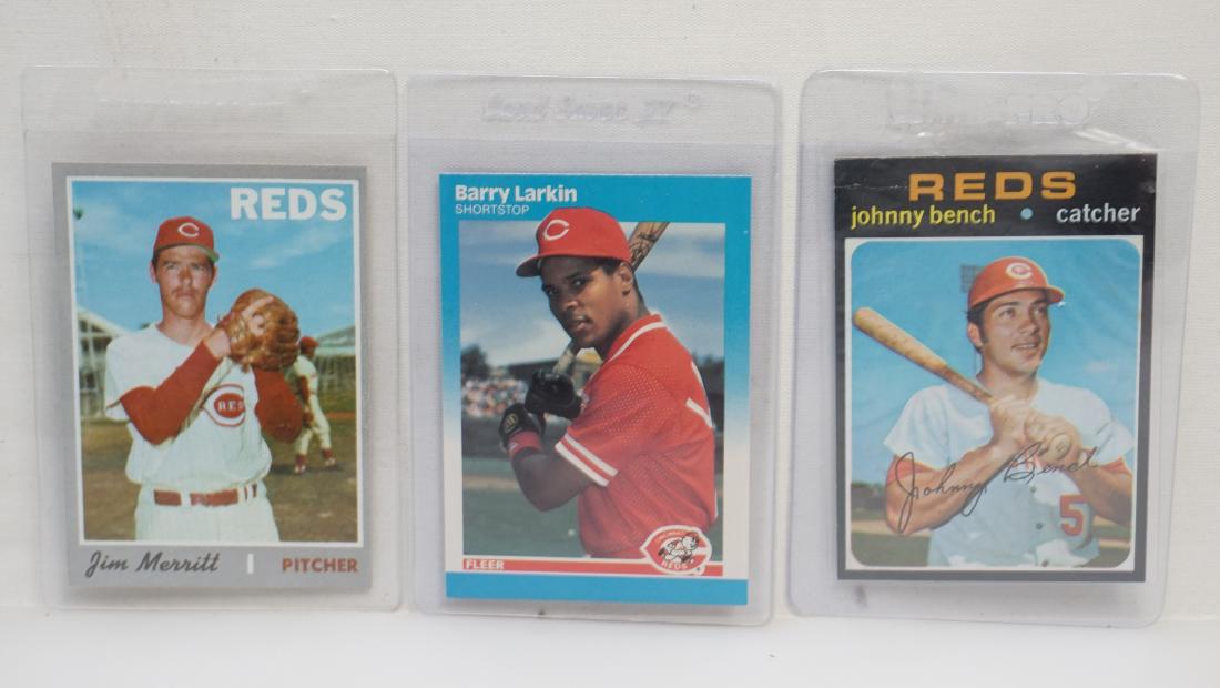 3 CINCINNATI REDS CARDS - JOHNNY BENCH: 1- 1971 Topps #250 Johnny Bench Cincinnati Reds Baseball Card, scratch top left. 2- 1970 Topps # 616 Jim Merritt Cincinnati Reds Baseball Card, excellent condition. 3- 1987 fleer #204 Barry Larkin Cin
