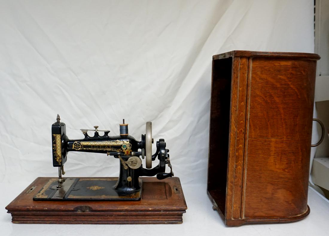ANTIQUE HAND CRANK IDEAL SEWING MACHINE (1 of 14)