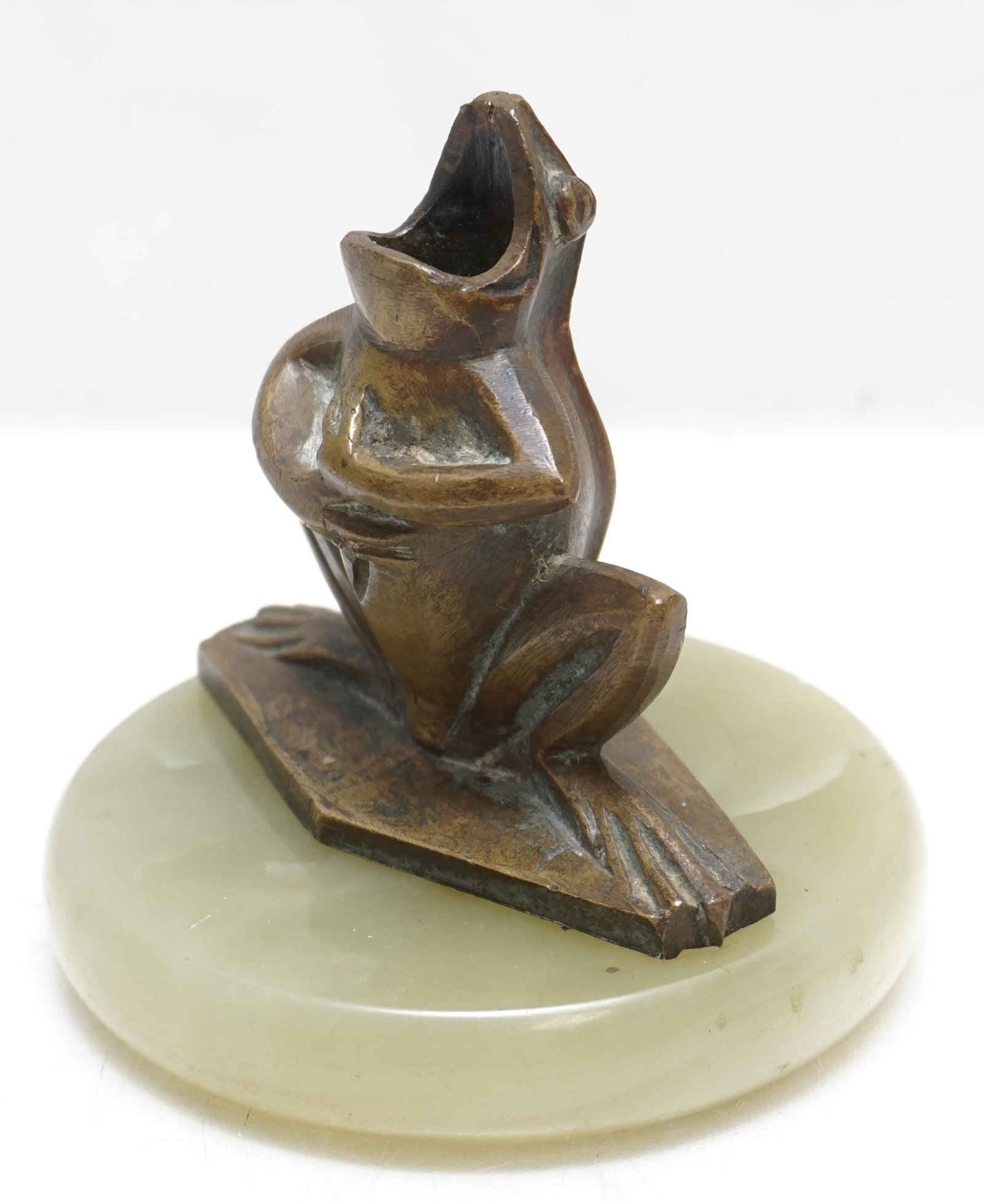FRENCH ART DECO BRONZE FROG: French Art Deco Bronze Frog Pen Holder on Green Onyx Base by Andre Bizette-Lindet. Signed.. Good condition, measures 3 6/8"x3 6/8"x3 1/2". Weight 1 pd 1 oz. PROVENANCE: A Charleston SC Private Estate.