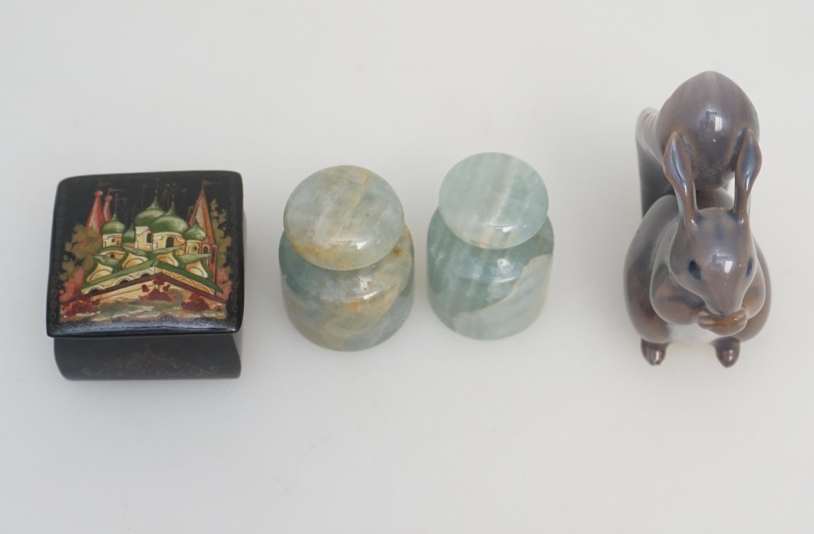 4 pc RUSSIAN LACQUER = B&G SQUIRREL +: 1- Miniature Hand Painted Lacquered Hinged Russian Box 1 1/2". 2- Bing & Grondahl Squirrel with nut 2 1/2". 3- 2 Green Onyx weights 1 1/2". Weight on all 6 oz. PROVENANCE: A Private Charleston SC Esta