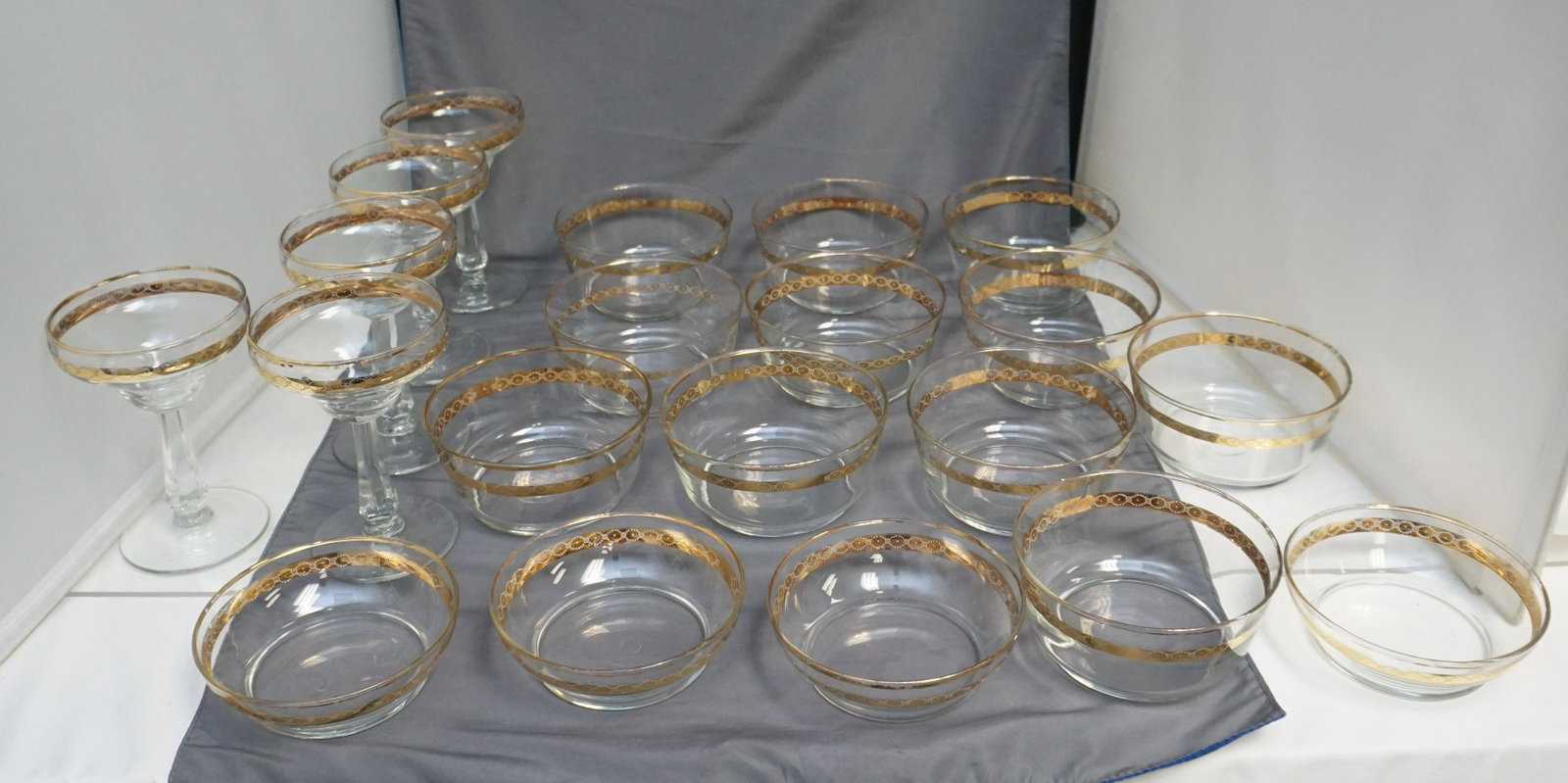 20 pc RETRO MID CENTURY LIBBEY CHAMPAGNE - FRUIT +: 20 matching mid century Libbey Glass Gold Band. 10 Cereal / Salad Bowls 4 3/4"x4 3/4"x2 1/4". 5 Coupe Champagnes 3 3/4"x3 3/4"x5 1/4". 5 Snack Bowls 4 1/2"x4 1/2"x 1 1/2". Weight on all 8 pds. PROVENA