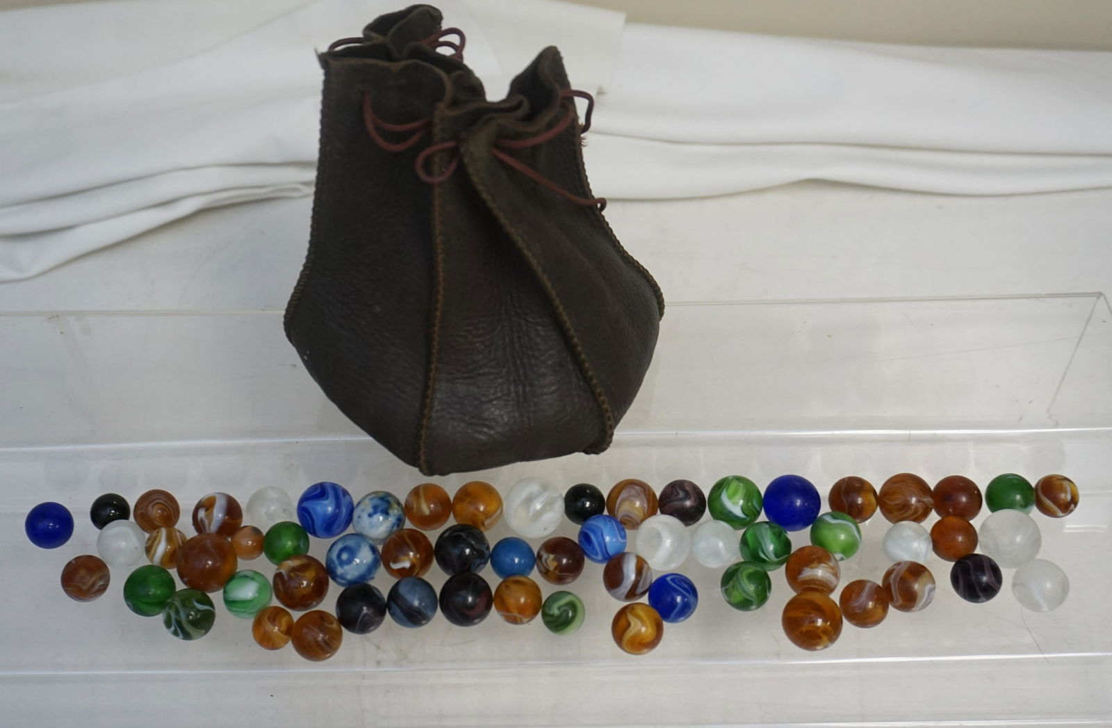 LEATHER POUCH 60 ANTIQUE MARBLES (1 of 6)