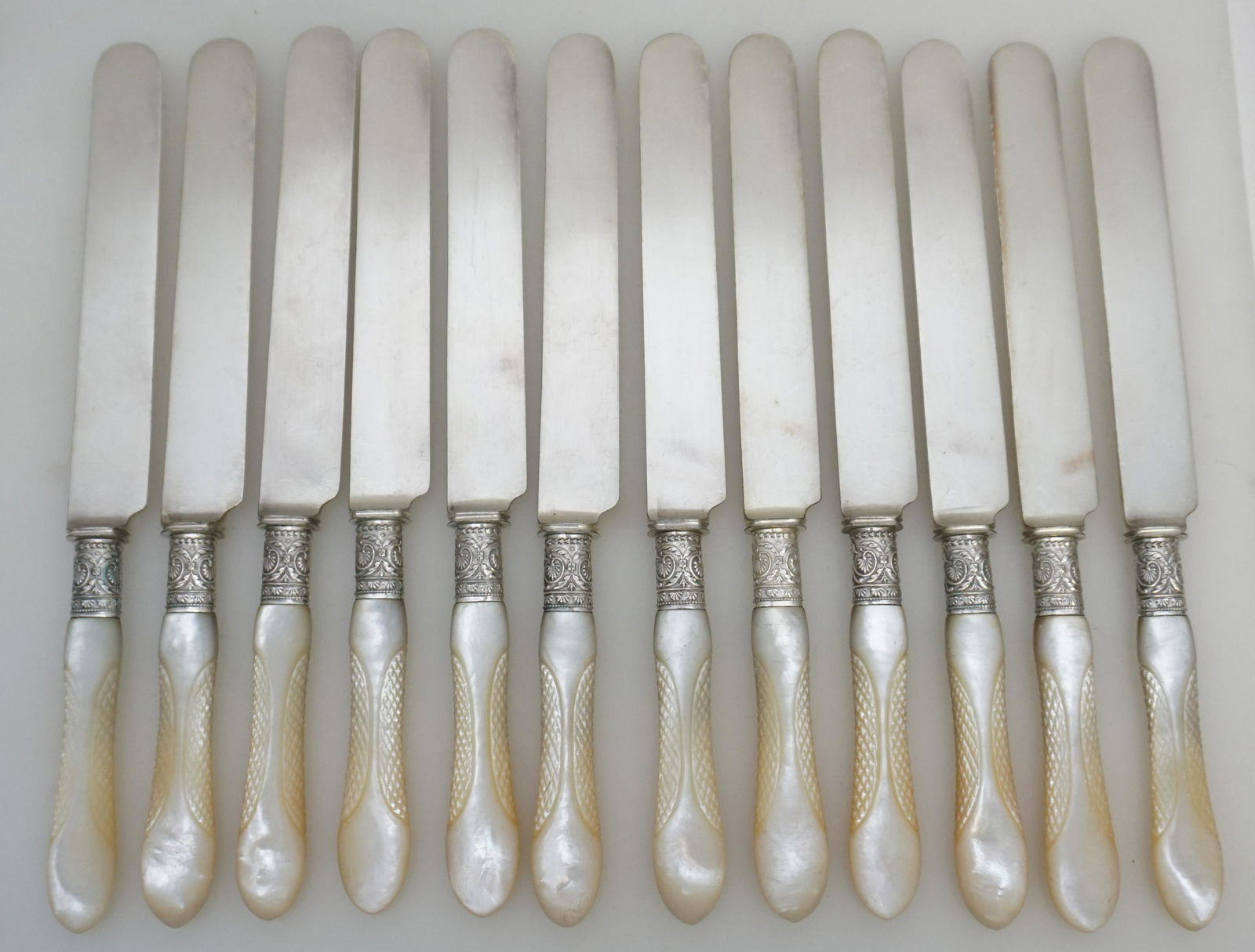 12 CARVED MOP HANDLE KNIVES (1 of 7)