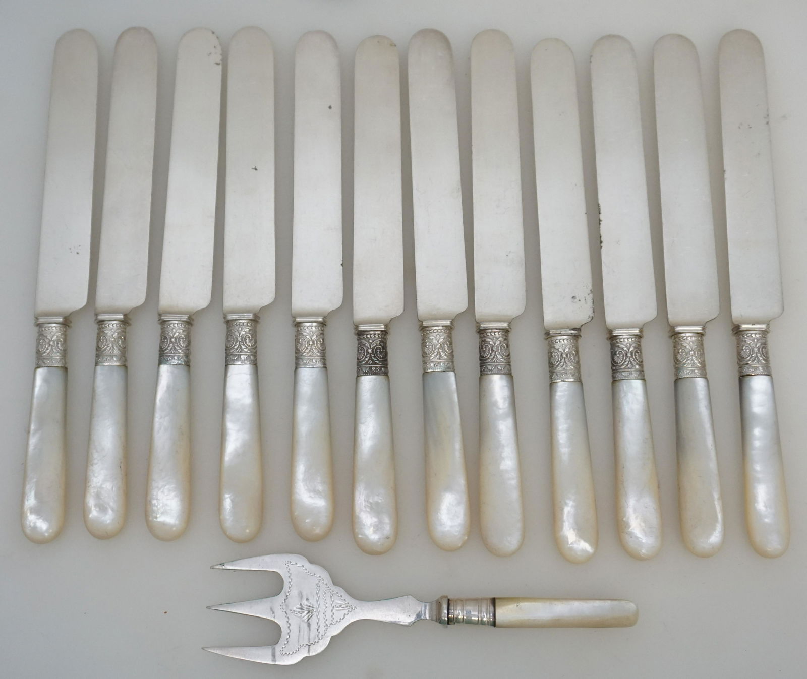 12 MOP HANDLE KNIVES + SARDINE FORK (1 of 7)