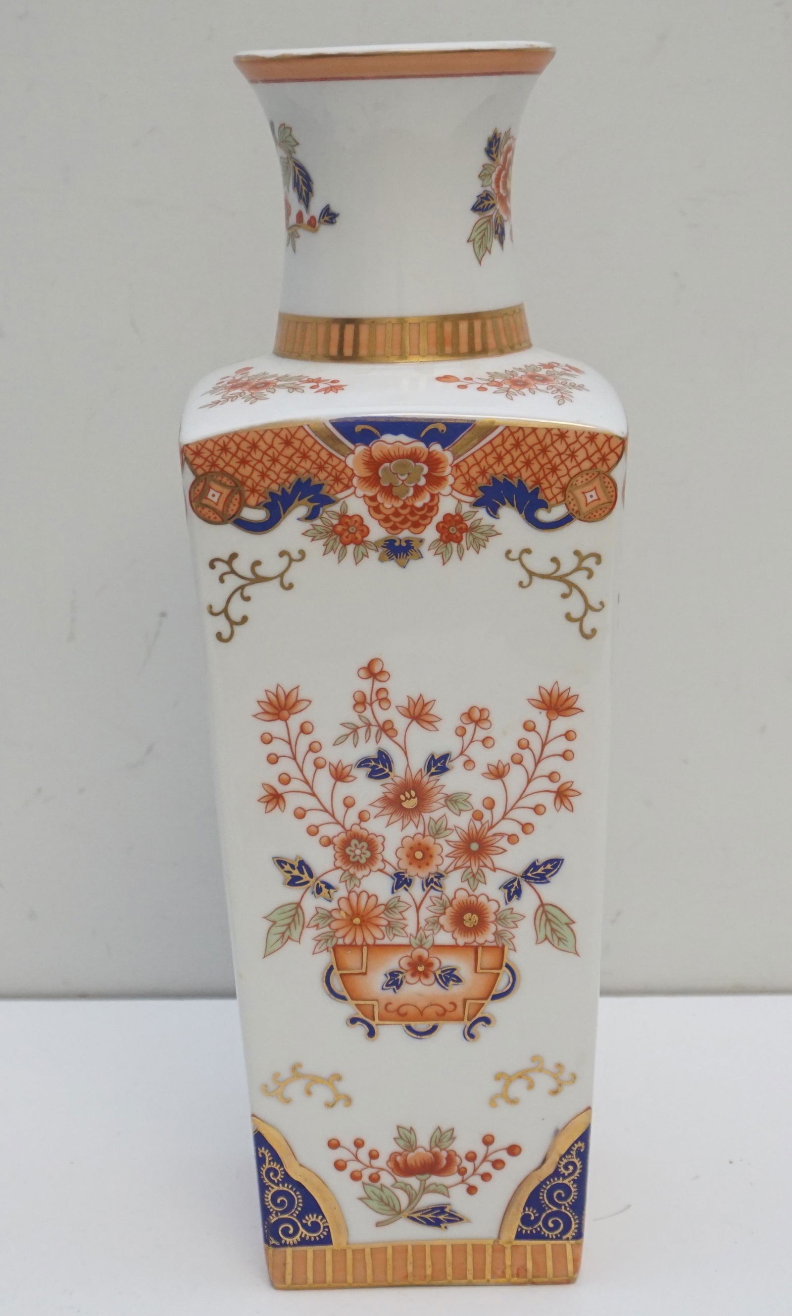 TALL MOTTAHEDEH IMARI VASE (1 of 10)