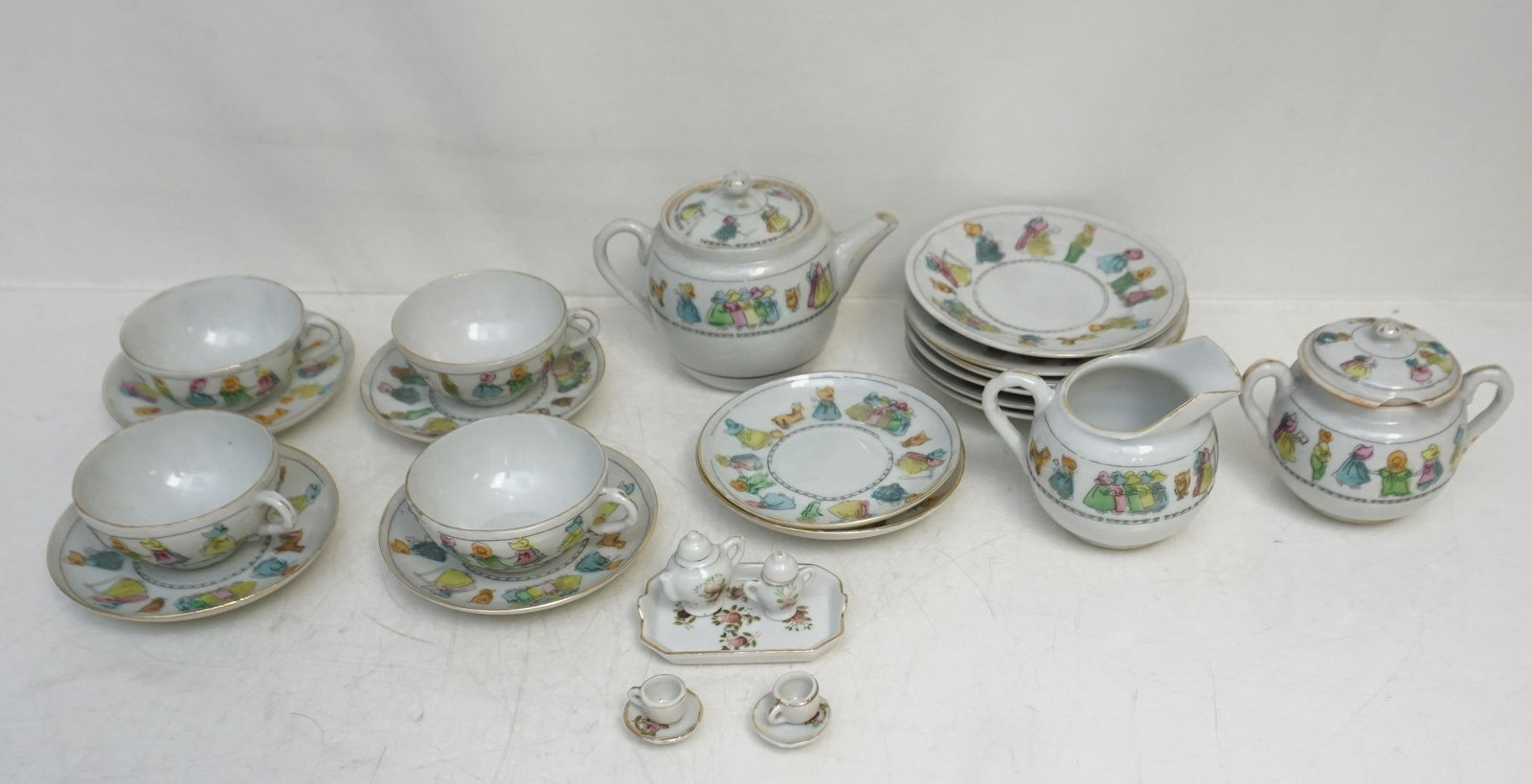 VINTAGE CHILDS TEA SET + VINTAGE MINIATURE (1 of 11)