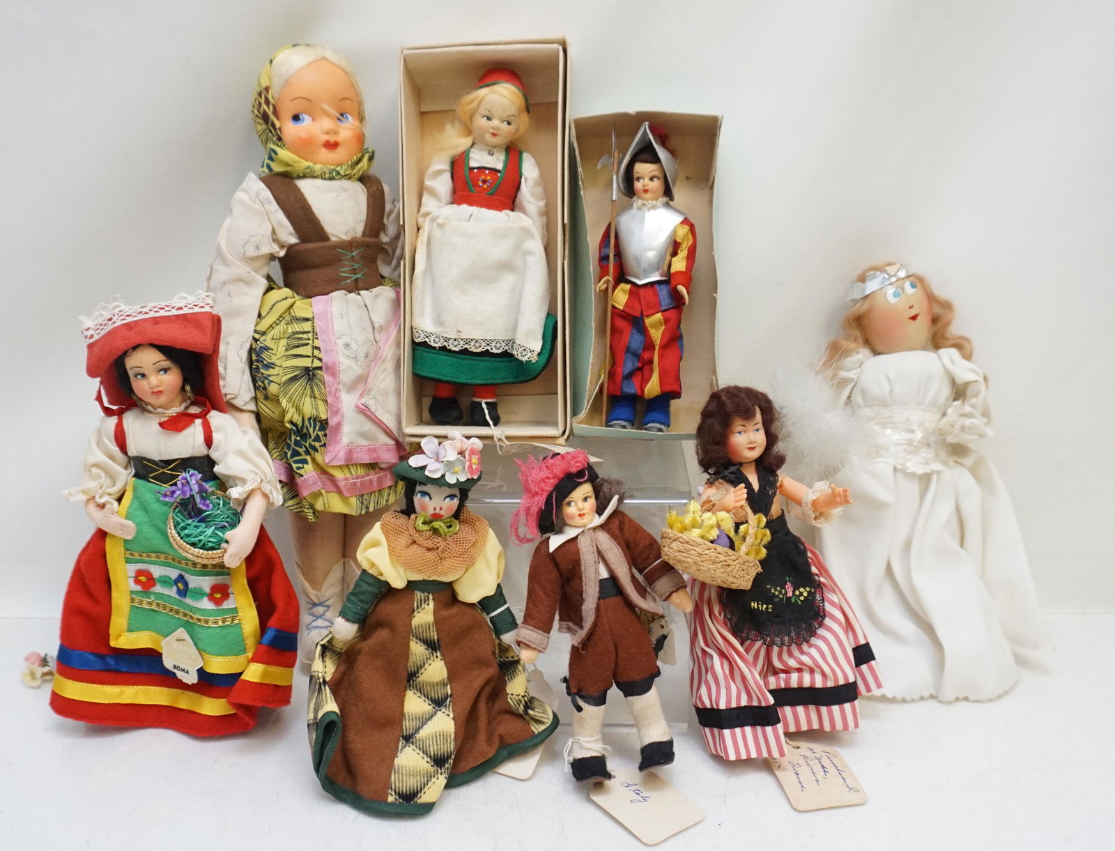 8 VINTAGE COLLECTIBLE DOLLS (1 of 10)