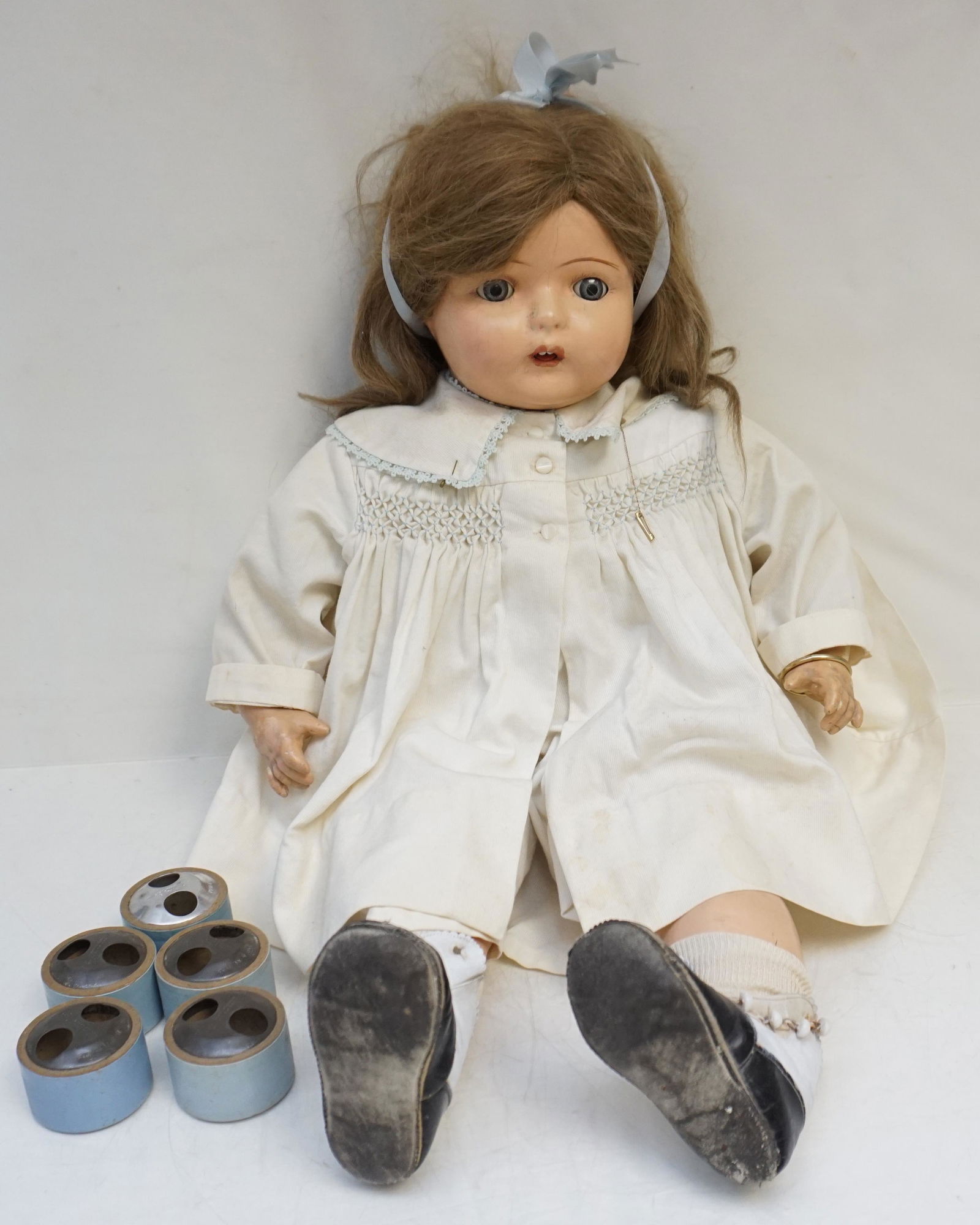 ORIGINAL 26" DOLLY RECKORD PHONOGRAPH DOLL: Madame Hendren Dolly Reckord Talking Phonograph Composition Doll. Measures 26". With 6 Cylinders. Working. Beautiful Madame Hendren Talking phonograph doll. She has a compo head, arms and legs on a cl