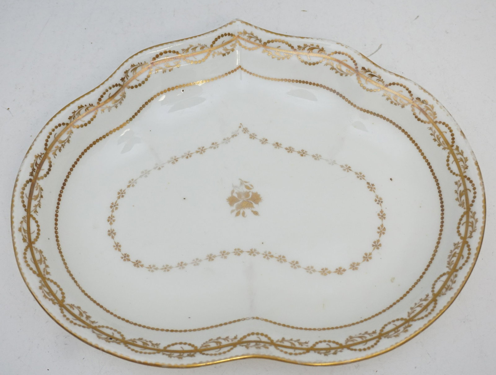 18th c. DERBY PORCELAIN TRAY / DISH: Antique 18th c. Derby Porcelain Heart Shaped Bowl Tray / Dish c. 1790. Painted mark with Crown above crossed batons and D below used 1782-1825. Measures 10"x8 1/2"x1". Weight 1 pd.PROVENANCE: The Esta