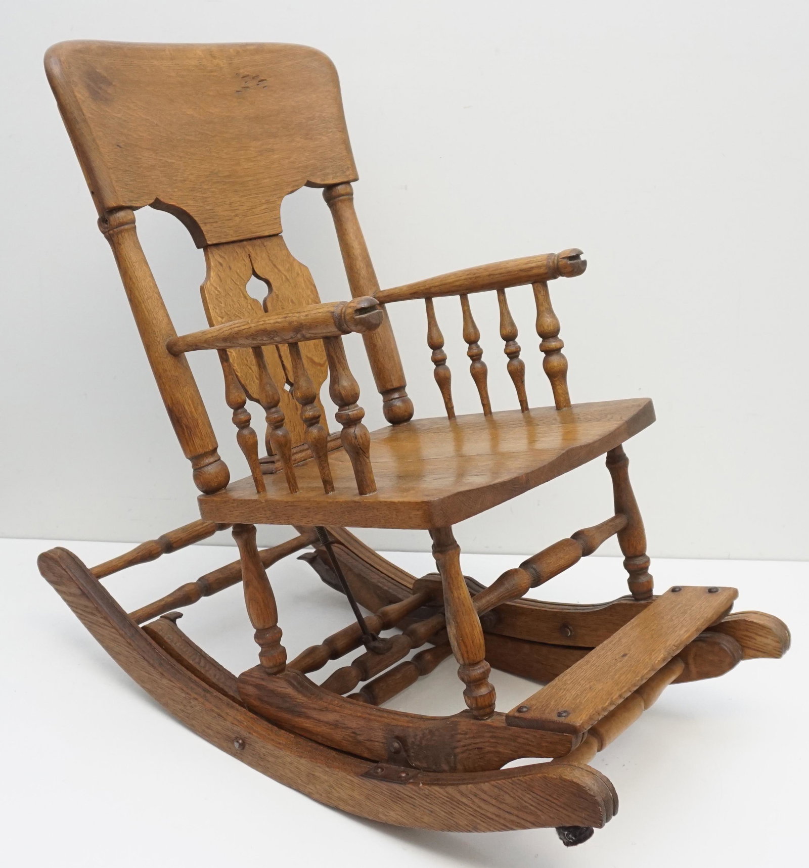 ANTIQUE SOLID OAK ROCKING CHAIR / HIGH CHAIR: Antique American Solid Oak Rocking Chair that lifts up to convert to a High Chair. Measures 28"x15"x26" as rocker. PROVENANCE: A Private Charleston SC Estate. ***Pickup only or Shipping on this item o