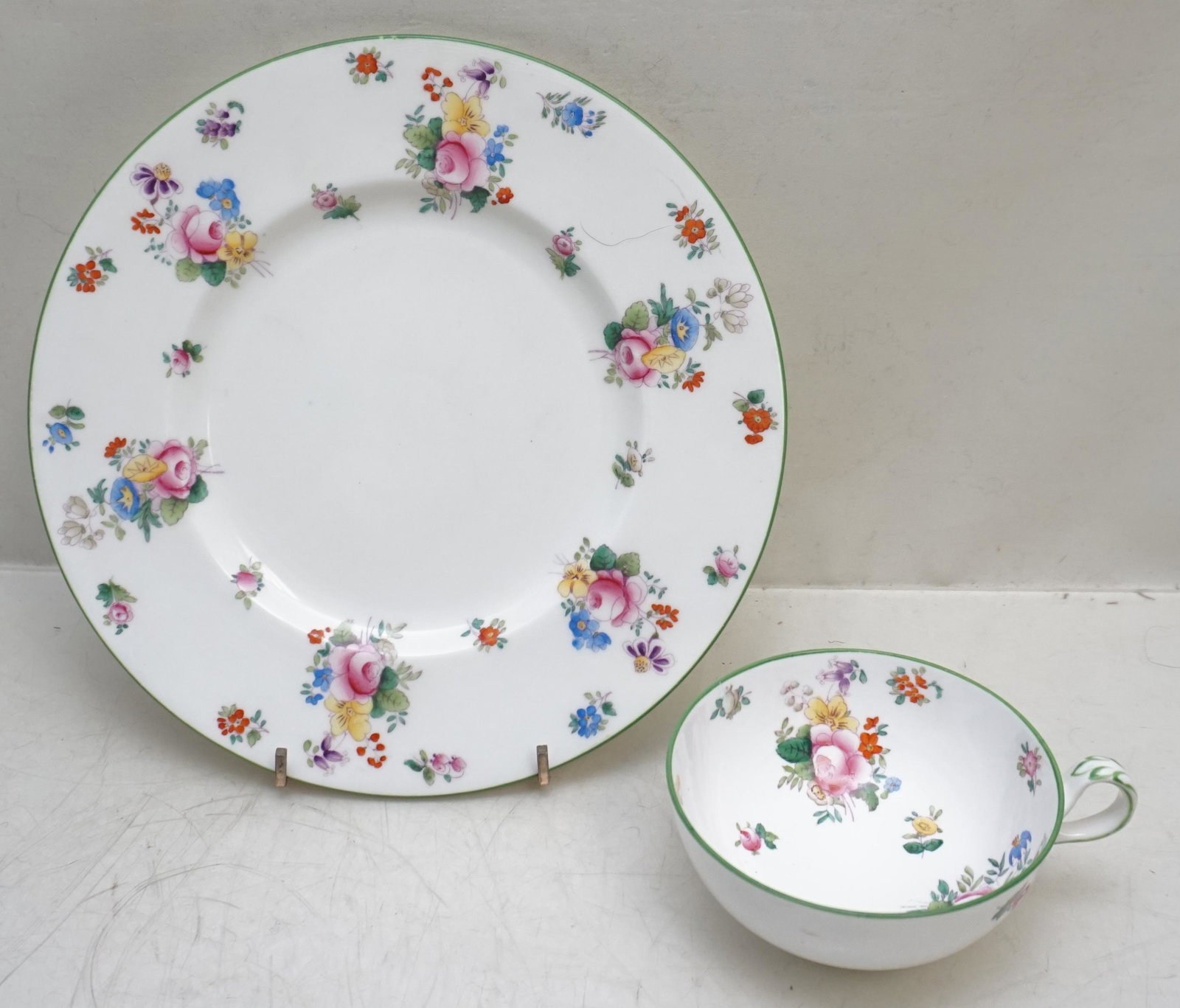 24 PC MINTON HAND PAINTED FLORALS B907: 24 Piece Minton China B907. Hand Painted Enameled Florals with Green Verge. 12 Luncheon Plates 9" and 12 Cups 4"x2". All in good condition. Weight on all 15 pds 5 oz. PROVENANCE: A Private Charleston 