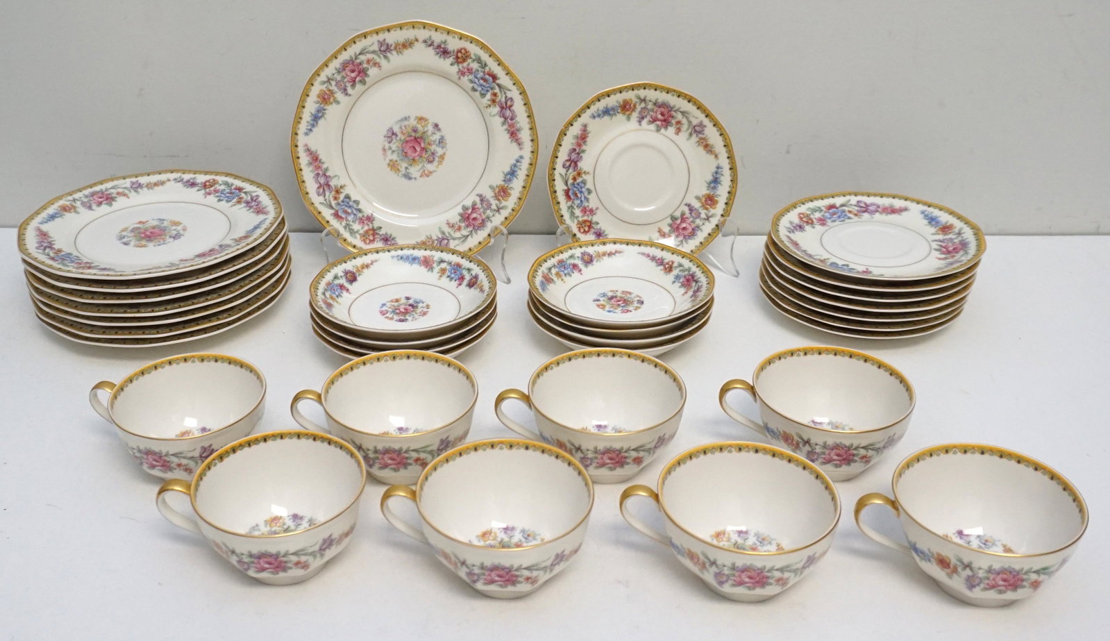 32 PC HAVILAND FRONTENAC TEACUP TRIOS +: Theodore Haviland, New York c. 1930 Frontenac China. Includes 8 Teacup Trios, including Cups, Saucers, Dessert / Bread and Butter Plates. In addition there are 8 Fruit / Dessert Bowls 5". All are in v