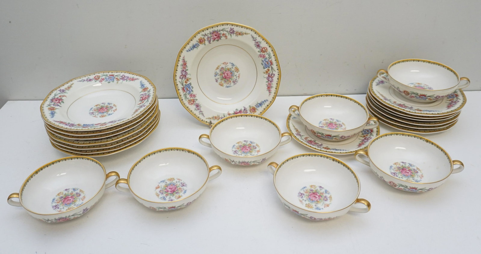 22 PC HAVILAND FRONTENAC SOUPS: Theodore Haviland, New York c. 1930 Frontenac 7 Cream Soup Bowls and Underplates and 8 Coupe Soup Bowls. Cream souPs 4 3/4" wide, Underplates 6 1/2". Coupe Soup Bowls 7 3/4. All are in very good condi