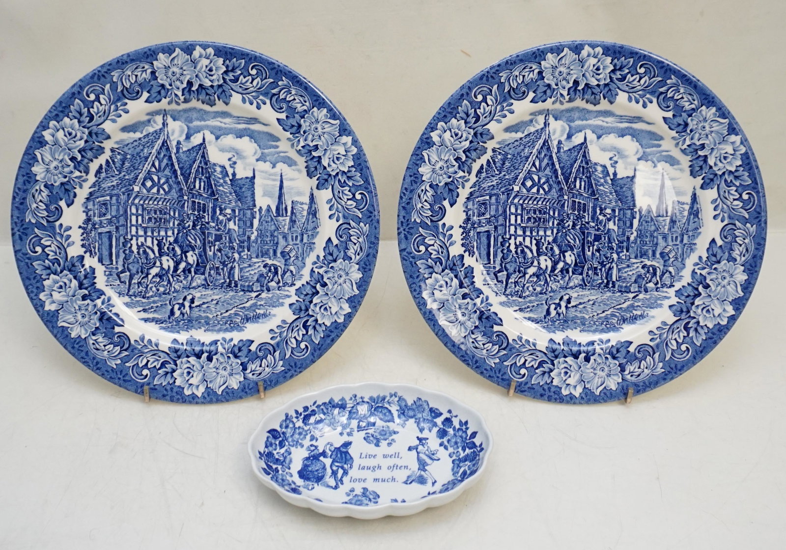 3 PC ENGLISH BLUE & WHITE CHINA: All in good condition. 2 English Ironstone Tableware Ltd. Blue and White Transferware Plates. "Ye Olde Inn" 9 3/4". In addition there is a Spode Mementos Soap Dish 5 3/4". Weight on all 2 pds 13 oz.