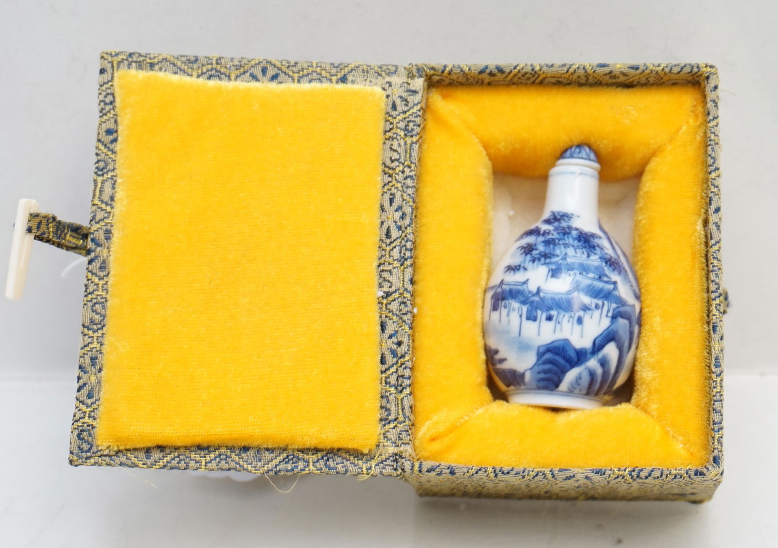 CHINESE PORCELAIN QING SNUFF (1 of 10)