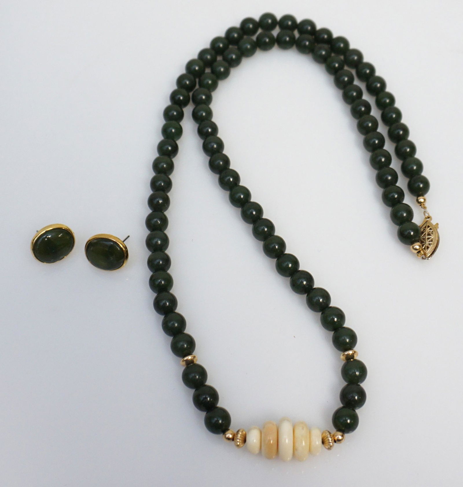 VINTAGE JADE NECKLACE W EARRINGS (1 of 6)