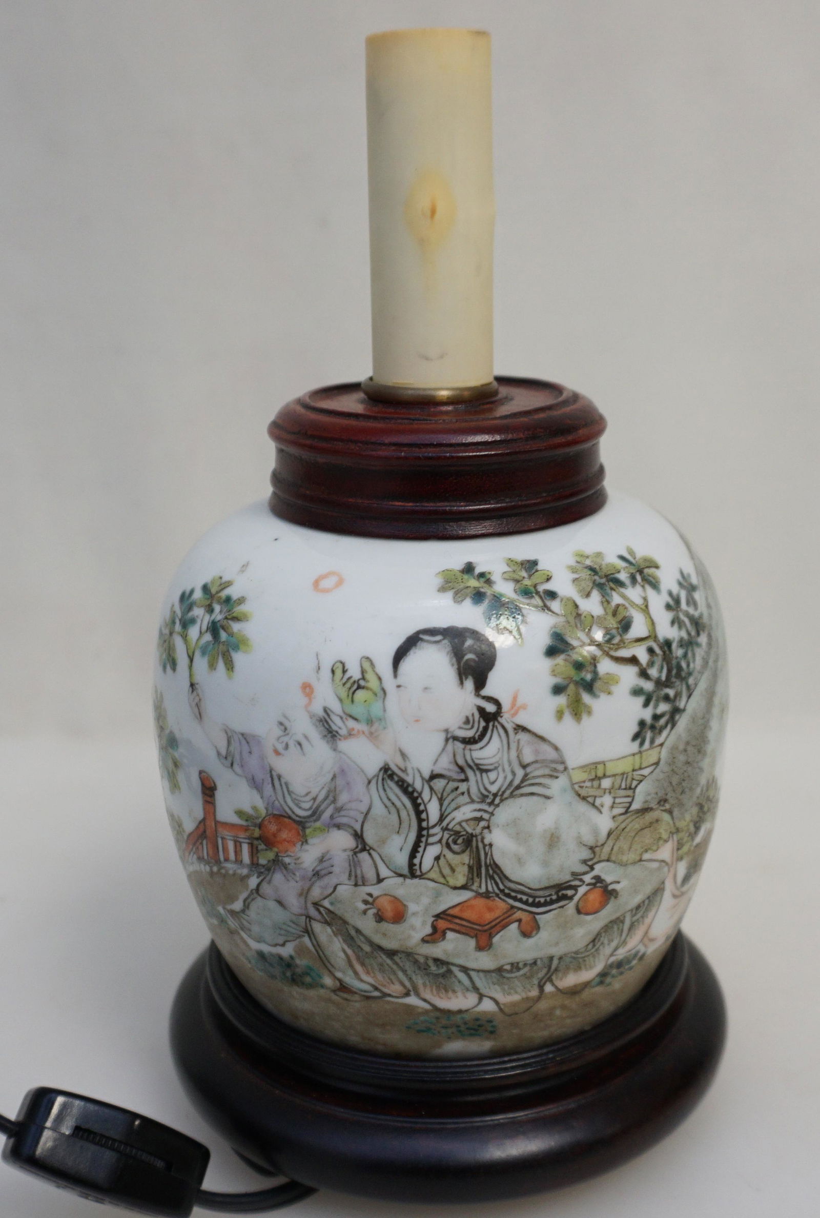CHINESE PORCELAIN LAMP (1 of 8)