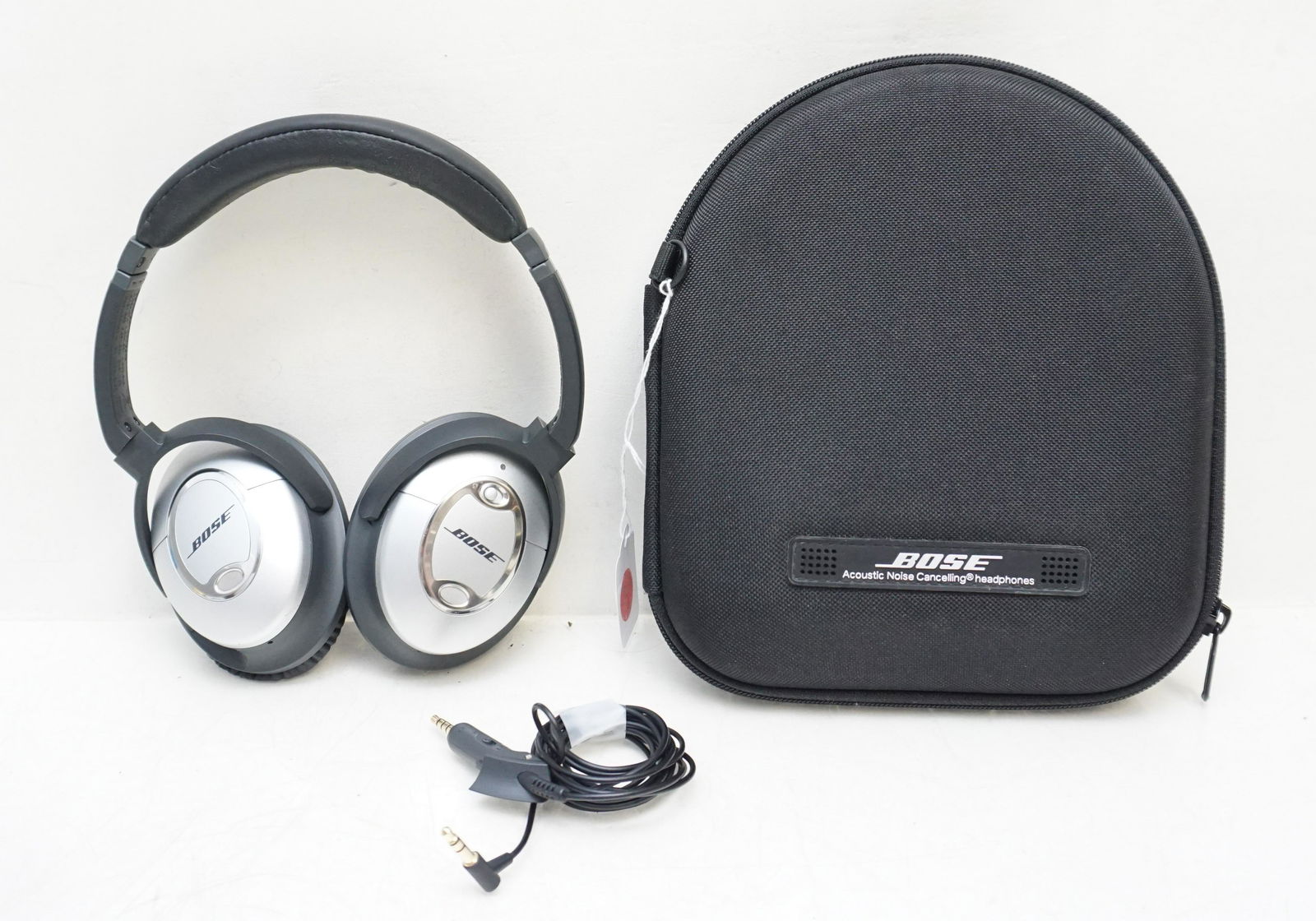 BOSE ACOUSTIC NOISE CANCELLING HEADPHONES (1 of 6)