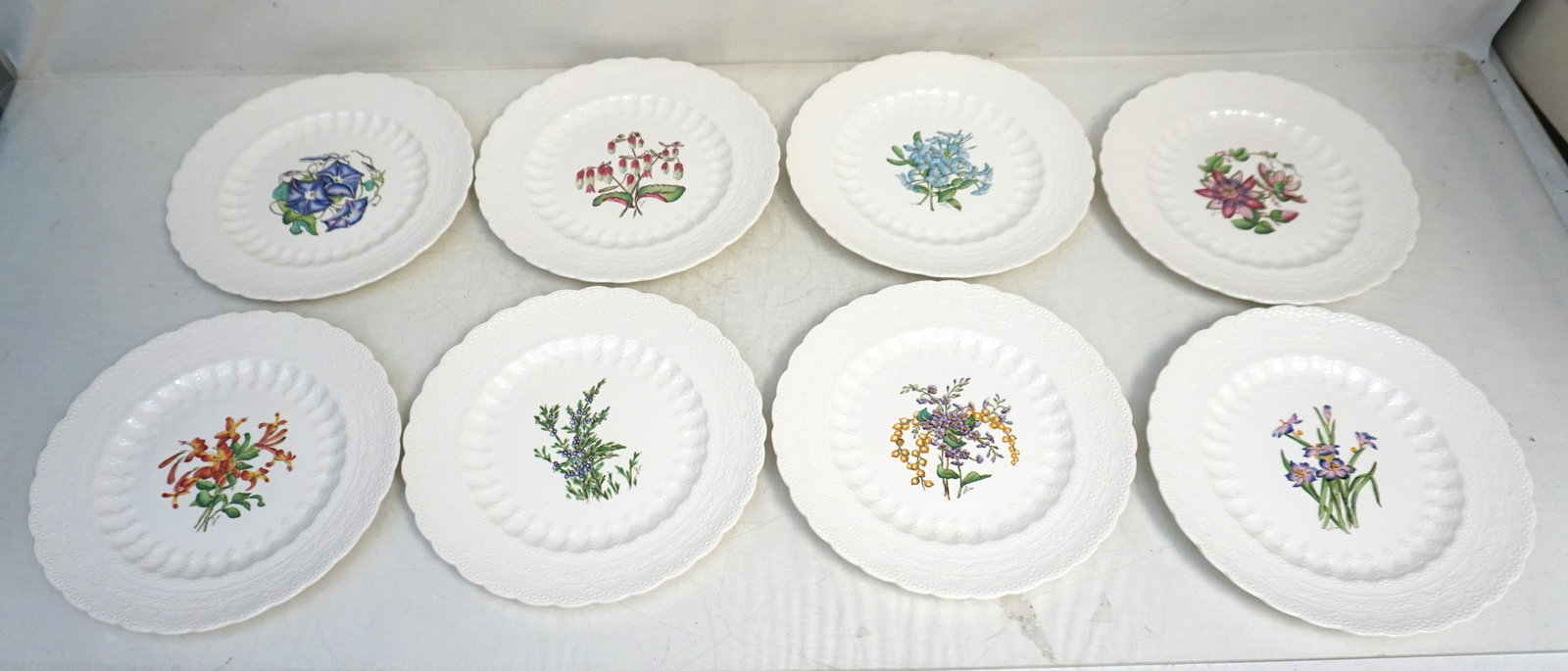 8 COPELAND SPODE BERMUDA FLOWERS LUNCHEON PLATES: 8 Copeland Spode Bermuda Flowers Luncheon Plates. Embossed Border, Various Floral Centers. Good condition. Each 9 1/8". Weight on all 6 pds 12 oz. PROVENANCE: A Private Charleston Estate.