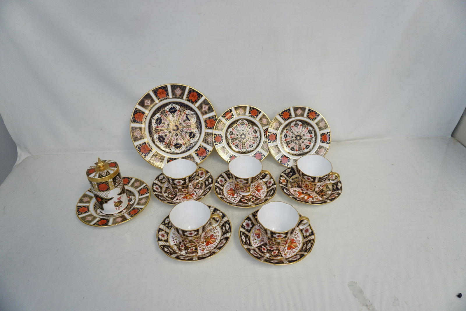 15 PC ROYAL CROWN DERBY IMARI: Fifteen Pieces of Royal Crown Derby in complimenting Imari Patterns. In the "Old Imari" Pattern 1 plate 8 3/4" and 3 plates 6 1/4". In the "Traditional" Imari pattern there ar 5 Footed Cup 2" and Sauc