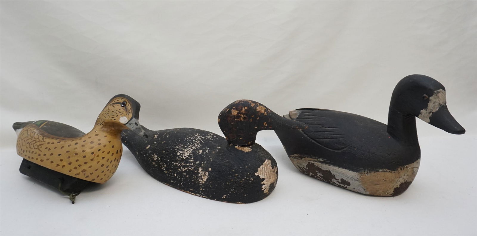 3 VINTAGE WORKING DUCK DECOYS (1 of 9)